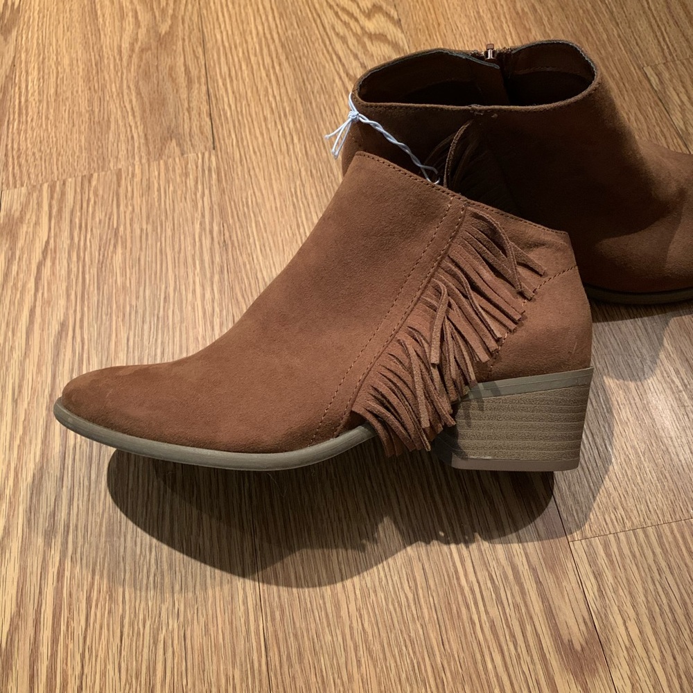 Cute fringe booties NIB
